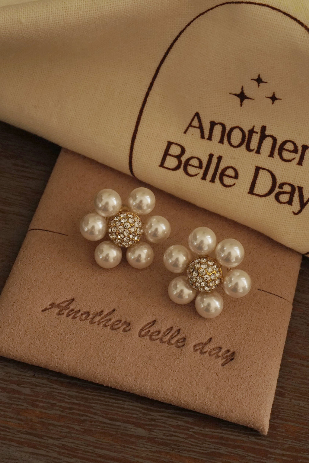 Flower way pearl earrings